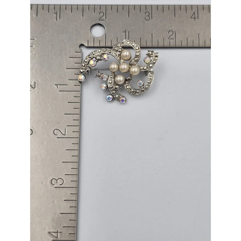 Vintage Style Faux Pearl & AB Rhinestone Brooch Pin Silver Tone Abstract Swirl‎